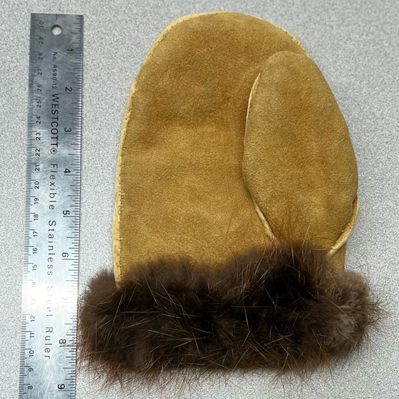 Beaver fur and Moosehide Gloves - Picture 7 of 8